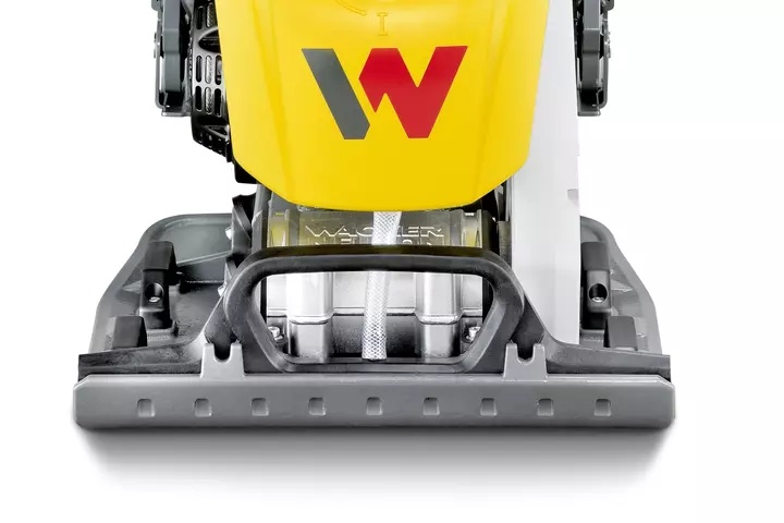 Płyta dolna zagęszczarki Wacker Neuson BPS 2050A zoptymalizowana do pracy przy krawężnikach